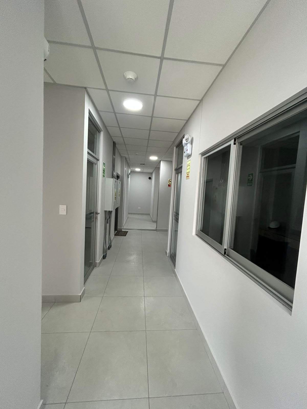 Pasillo tecnico de oficinas MVM