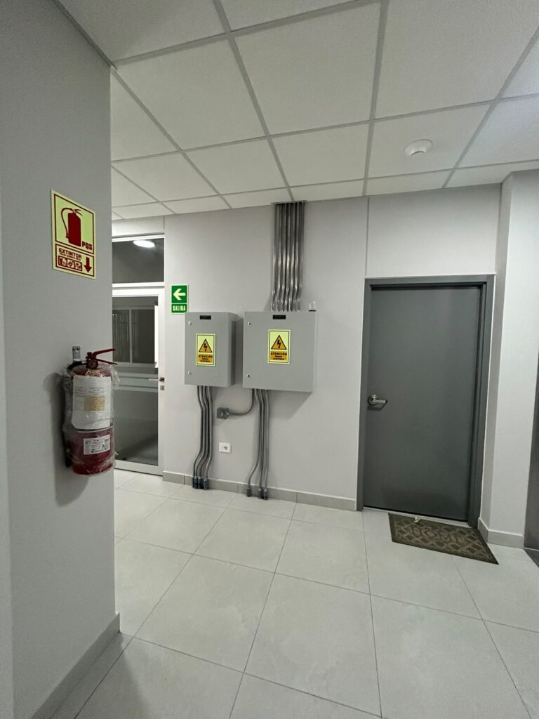 Cuarto electrico con senaletica de seguridad